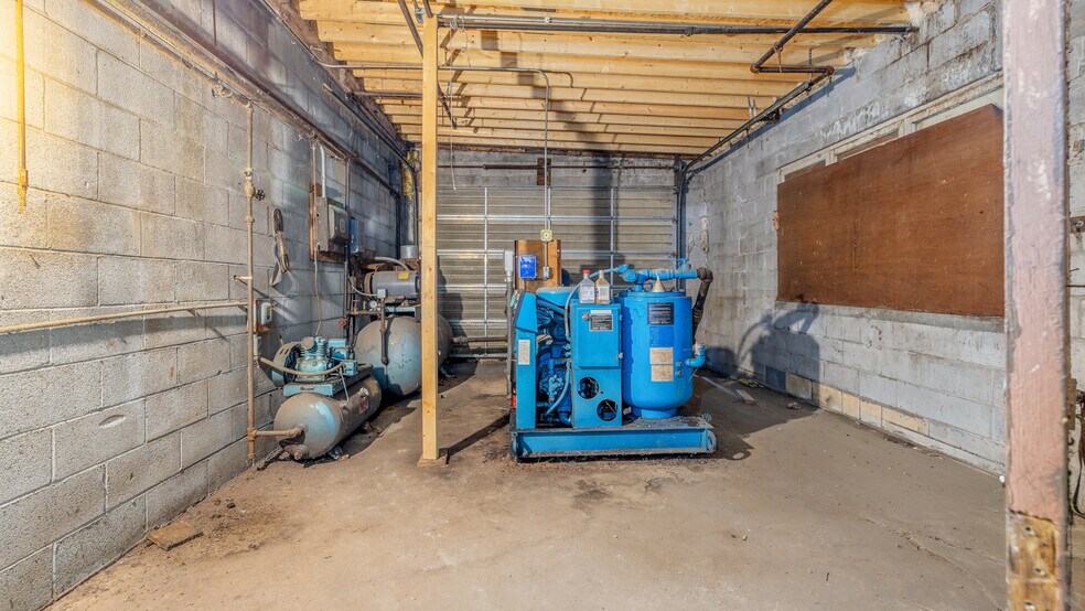 More Photos Of 106 E Smith St, Iron Mountain Distribution For Sale