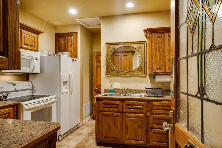 More Photos Of 109 N Main St, Henrietta Specialty For Sale