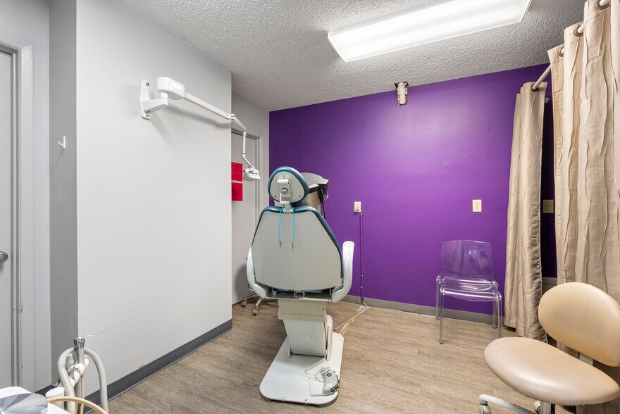 More Photos Of 9100 Geyer Springs Rd, Little Rock Office For Sale