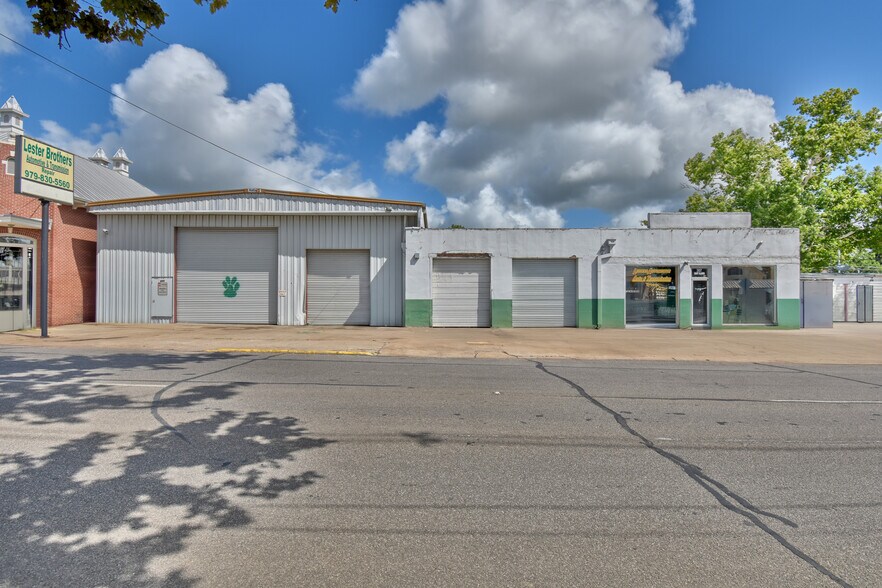 Primary Photo Of 307 E Alamo St, Brenham Auto Repair For Sale