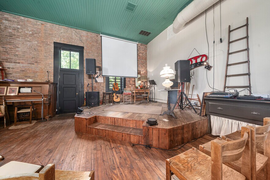 More Photos Of 411 E Front Ave, Chester Hospitality For Sale