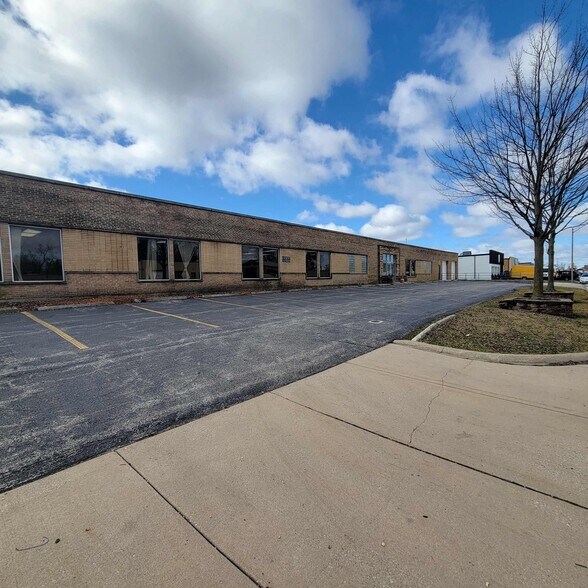 More Photos Of 301 W Interstate Rd, Addison Warehouse For Lease