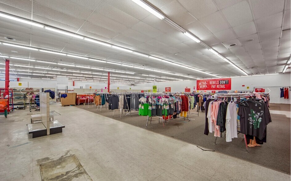 More Photos Of 109 N Market St, Audubon Freestanding For Lease