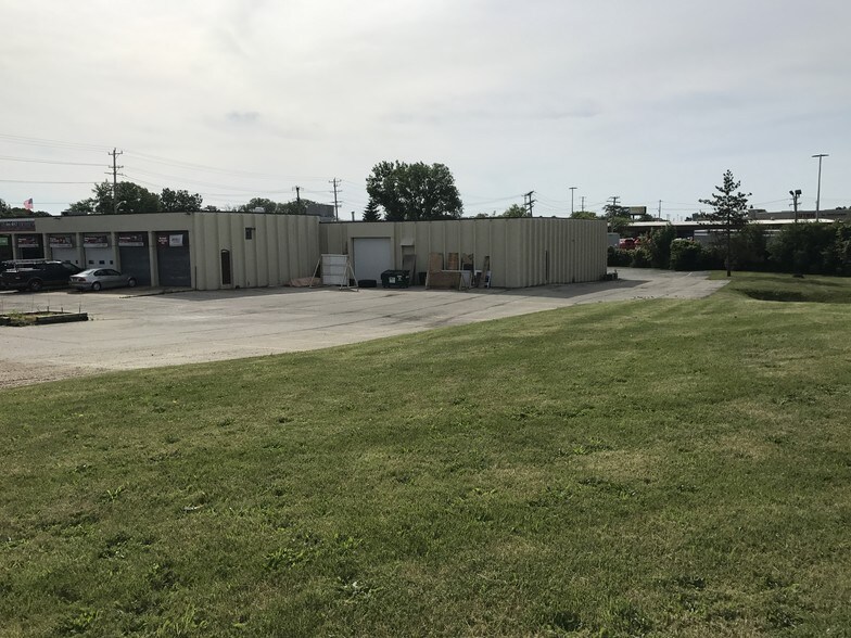 More Photos Of 2200 N Rand Rd, Palatine Freestanding For Sale