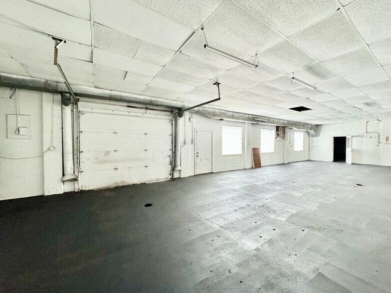 More Photos Of 2043 Minnesota st, Indianapolis Flex For Sale