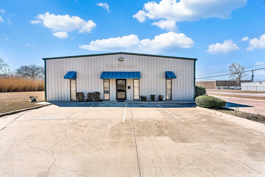 More Photos Of 4300 Garland Dr, Haltom City Warehouse For Lease