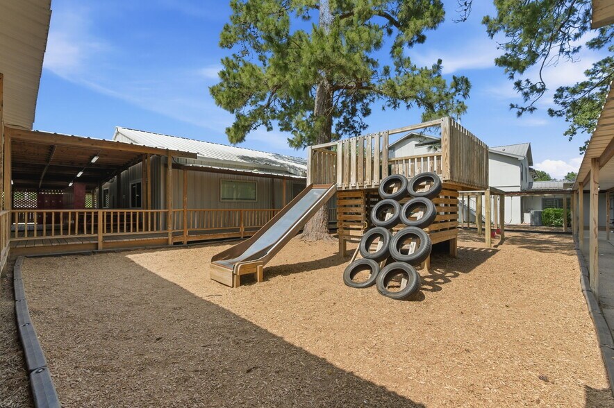 More Photos Of 3401 N Frazier St, Conroe Specialty For Sale