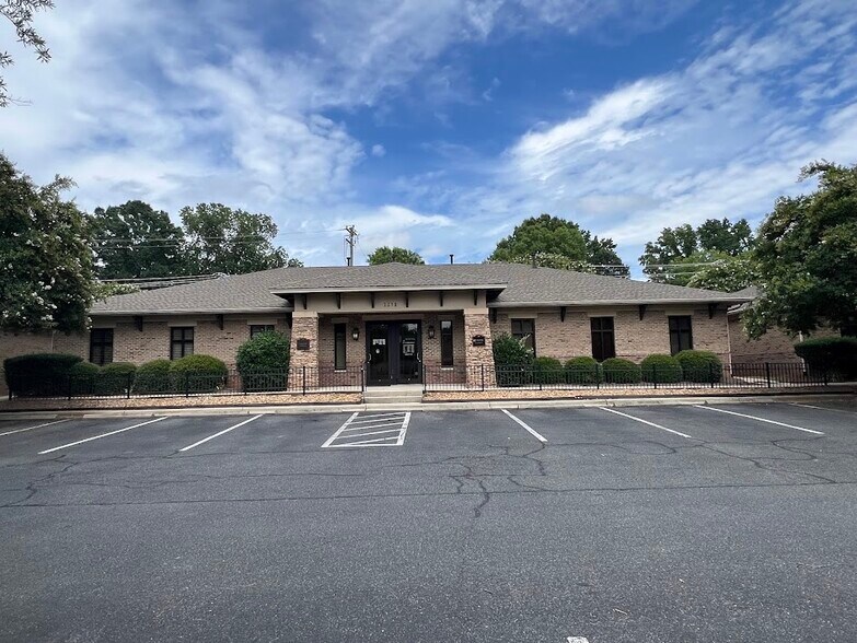 More Photos Of 1258 Mann Dr, Matthews Medical For Sale