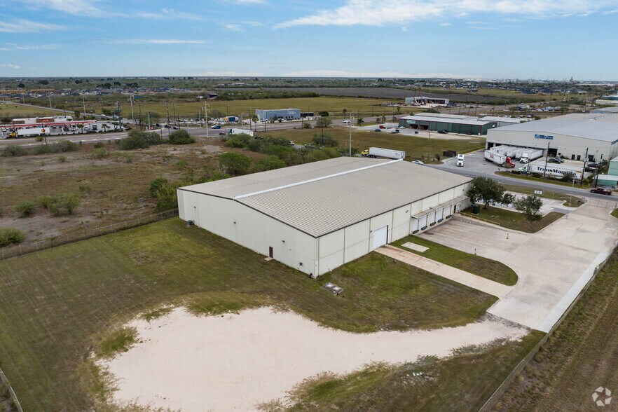 More Photos Of 2345 N Central Ave, Brownsville Warehouse For Lease