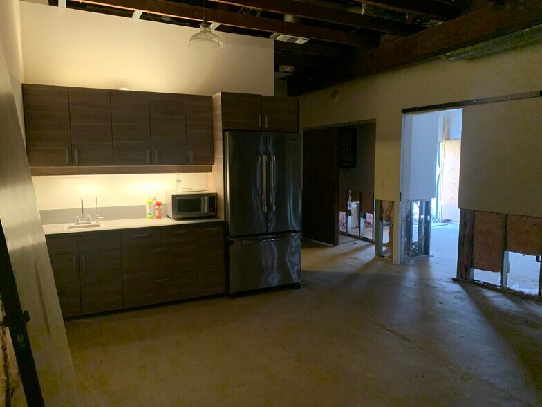 More Photos Of 2003-2011 Main St, Santa Monica Freestanding For Sale