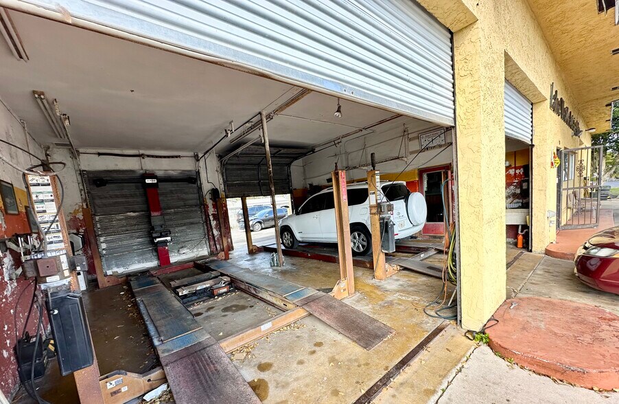 More Photos Of 901 S Dixie Hwy, Lake Worth General Retail For Sale