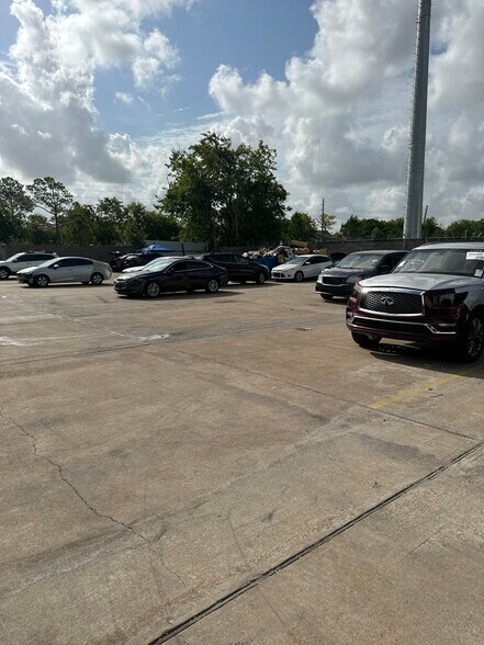 More Photos Of 2525 Westhollow Dr, Houston Auto Repair For Sale