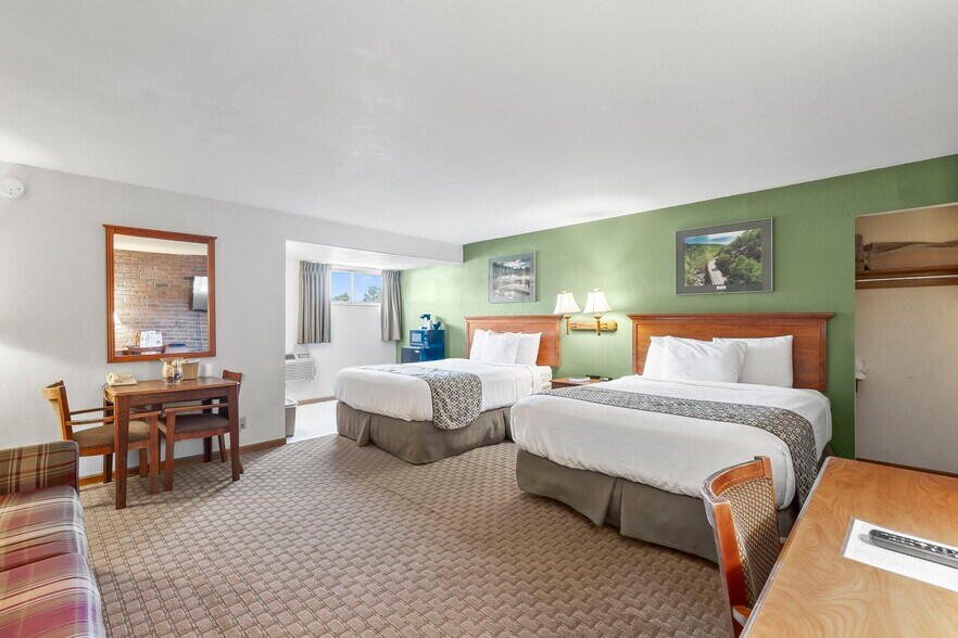 More Photos Of 310 S McCune St, Pilot Knob Hotel For Sale