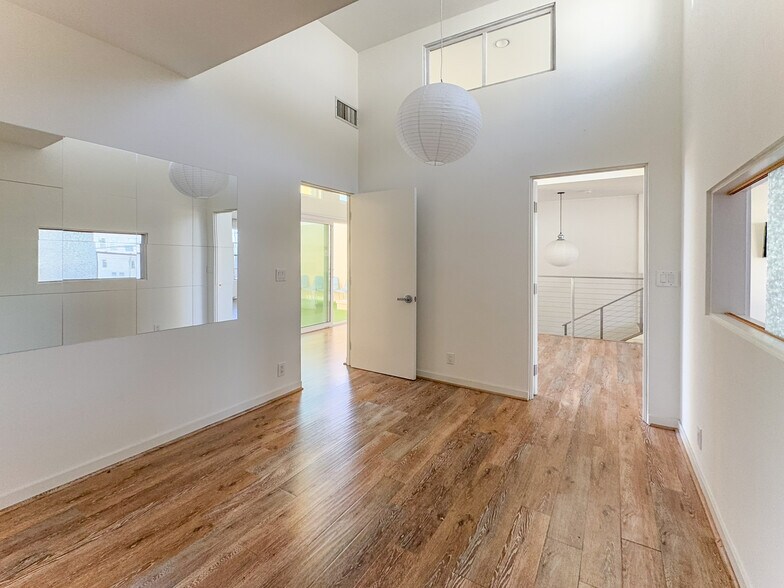 More Photos Of 106-108 W Channel Rd, Santa Monica Storefront Retail Office For Lease