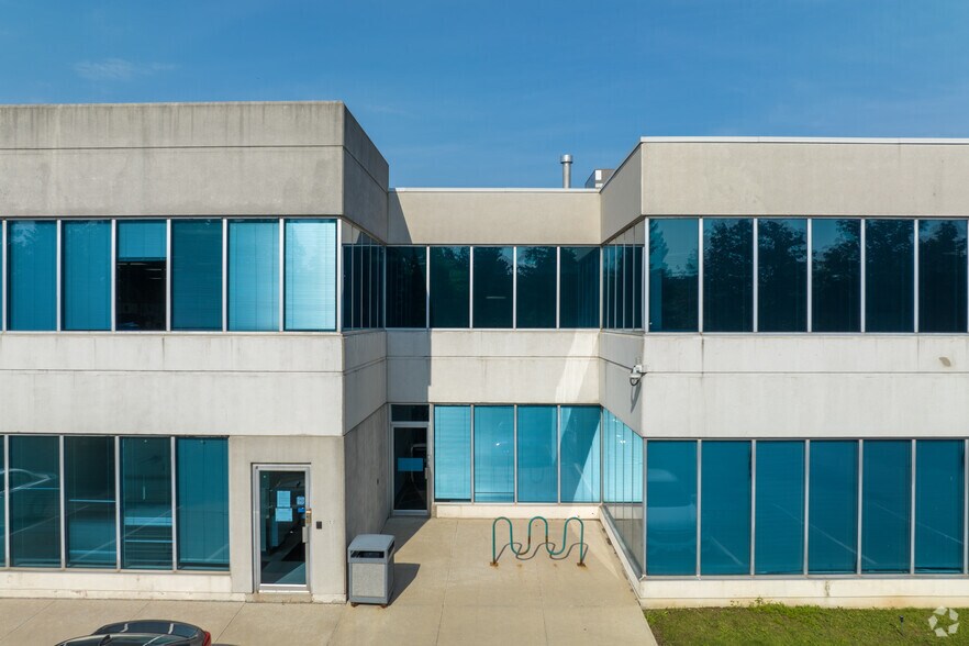 More Photos Of 450 Hood Rd, Markham Showroom For Lease