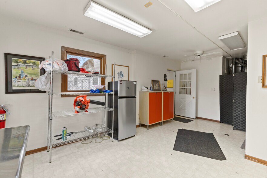 More Photos Of 4403 S Roberts Rd, Island Lake Veterinarian Kennel For Sale