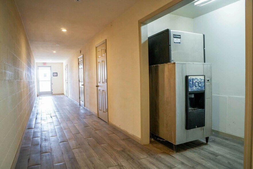 More Photos Of 201 Continental Dr, Junction City Hotel For Sale