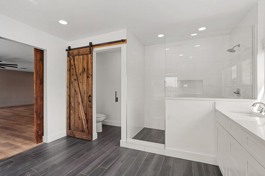 More Photos Of 10830 Navajo Dr, Saint Petersburg Showroom For Sale