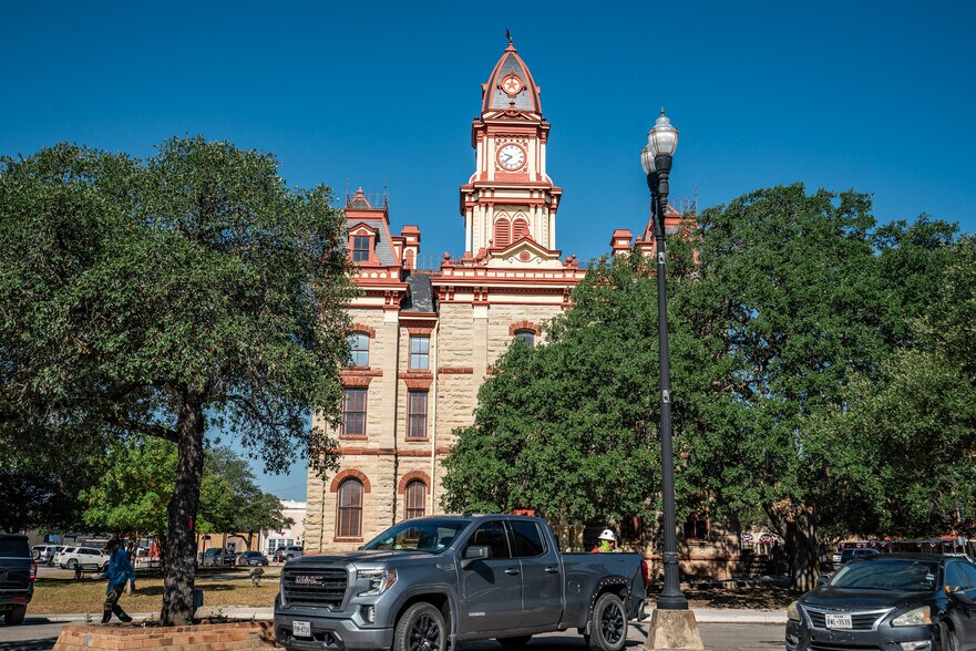 More Photos Of 114 S Commerce St, Lockhart General Retail For Sale
