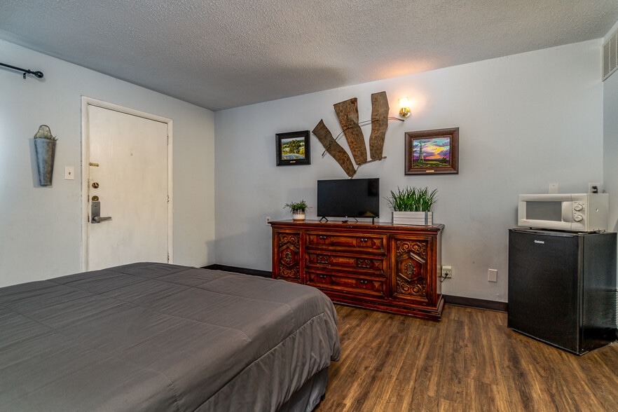 More Photos Of 912 N Hwy 87, Tulia Hotel For Sale