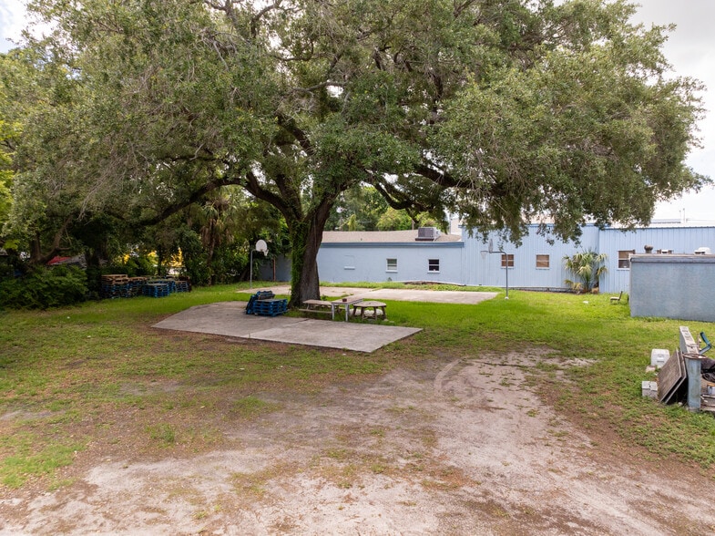 More Photos Of 1027 9th St W, Bradenton Shelter For Lease