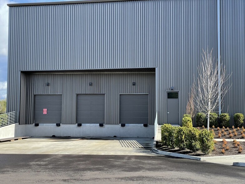 More Photos Of 11501 SW Amu St, Tualatin Manufacturing For Sale