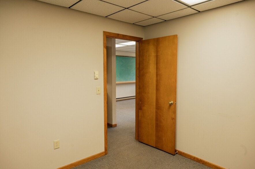 More Photos Of 435 Main St E, Trimont Flex For Sale