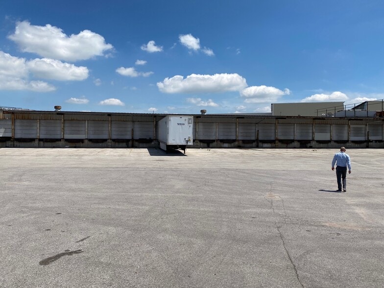More Photos Of 6810 Prescott Ave, Saint Louis Truck Terminal For Lease