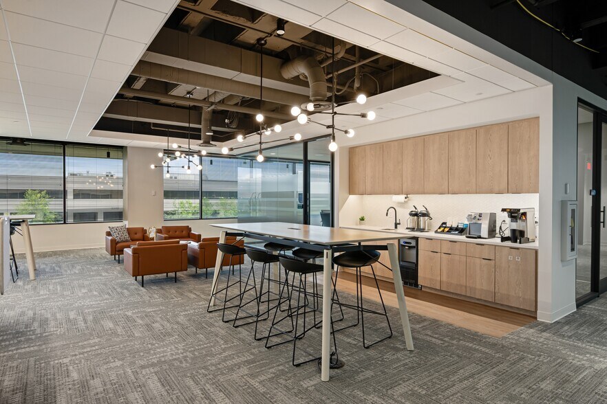 More Photos Of 3340 Perimeter Hill Dr, Nashville Office For Sale