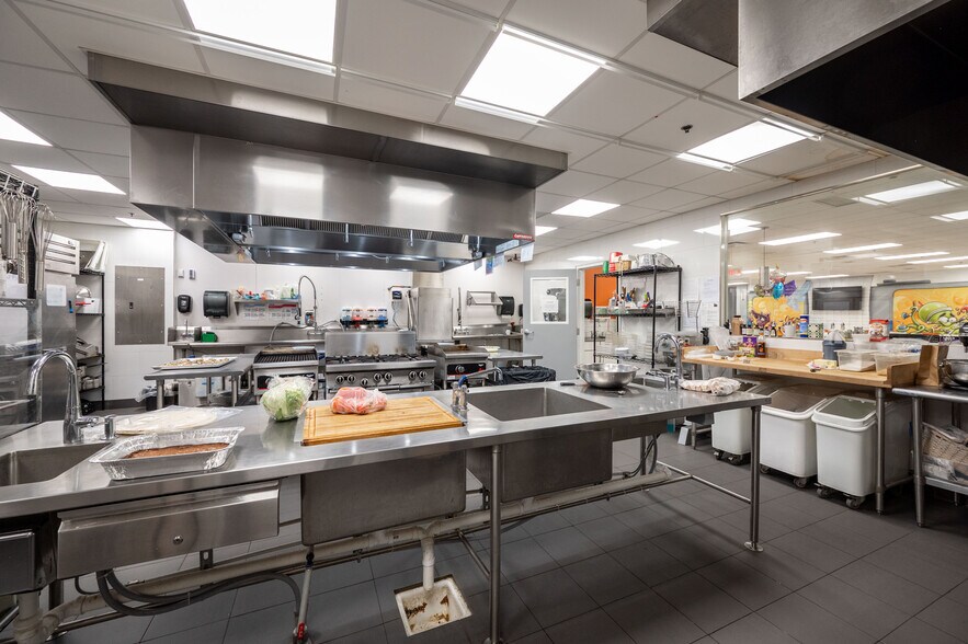 More Photos Of 16-18 Trowbridge Dr, Bethel Light Manufacturing For Sale