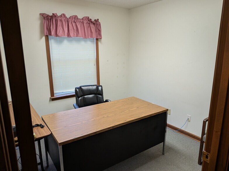 More Photos Of 380 Browns Ln, Coshocton Office For Lease