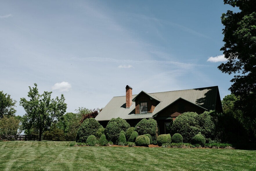 More Photos Of 2173 Wilkesboro Hwy, Statesville Sports And Entertainment For Sale