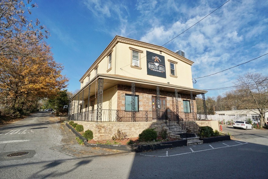 More Photos Of 35 Androvette St, Staten Island Storefront Retail Residential For Lease