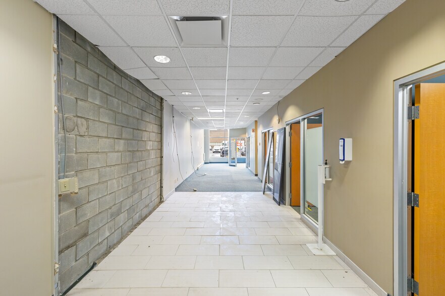 More Photos Of 1110-1146 Boul Marcel-Laurin, Saint-Laurent Storefront For Lease