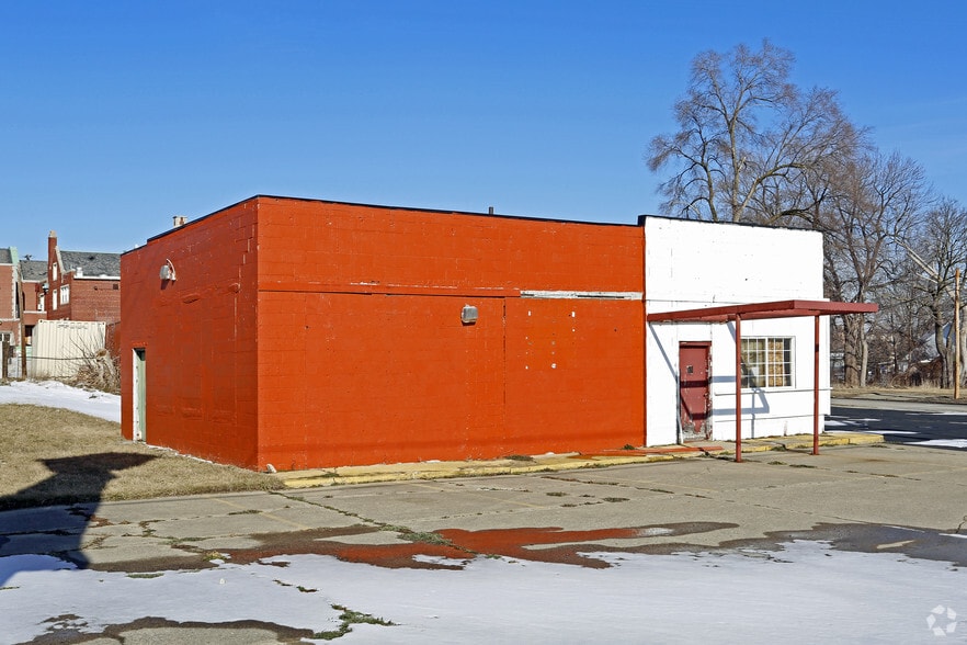 Primary Photo Of 180 Orchard Lake Rd, Pontiac Convenience Store For Sale