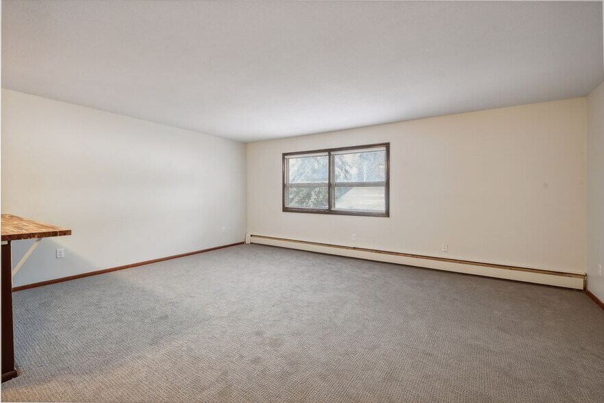 More Photos Of 2009-2017 Commerce Blvd, Mound Apartments For Sale