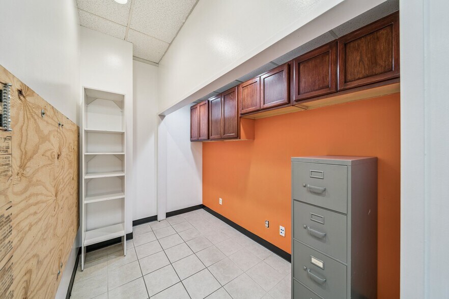 More Photos Of 8118 E 44th St, Tulsa Warehouse For Lease