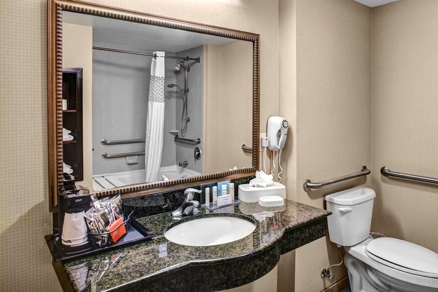 More Photos Of 7941 E Brundage Ln, Bakersfield Hotel For Sale