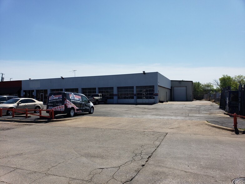 More Photos Of 3317 Inwood Rd, Dallas Auto Repair For Lease