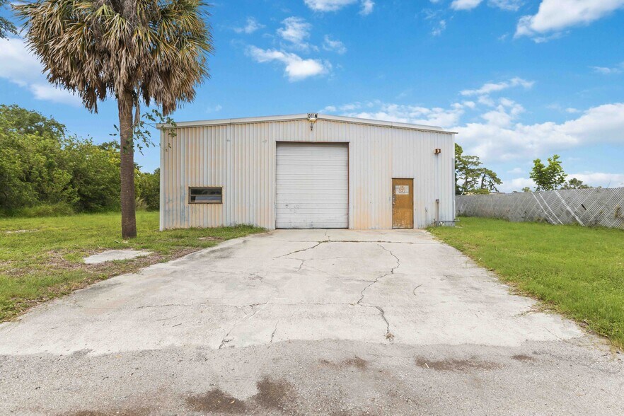 More Photos Of 2053 13th St, Sarasota Unknown For Lease