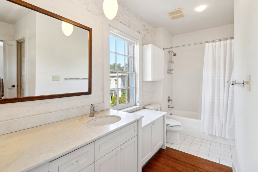 More Photos Of 2200 Prytania St, New Orleans Loft Creative Space For Sale