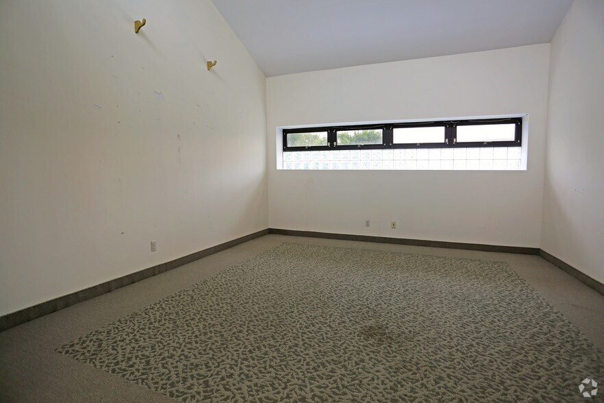 More Photos Of 60 E Jefryn Blvd, Deer Park Warehouse For Lease