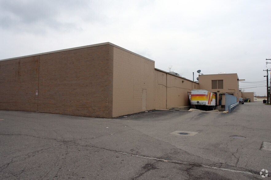 More Photos Of 31240-31340 Groesbeck Hwy, Fraser Unknown For Lease