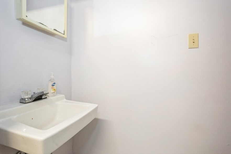 More Photos Of 626 Canal Rd, Mount Sinai Office For Lease