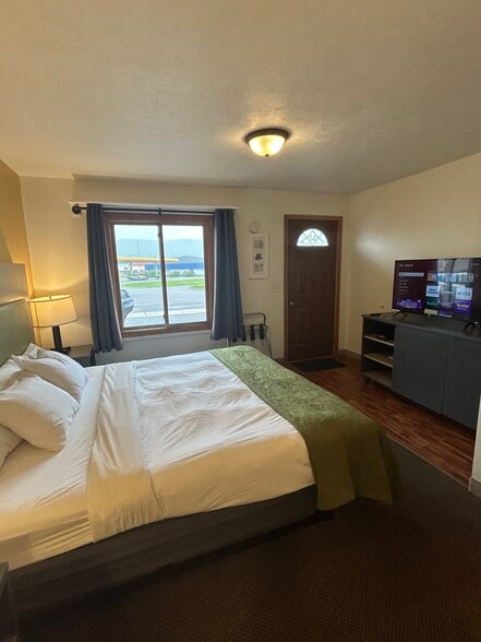 More Photos Of 332 E Onota St, Munising Hotel For Sale