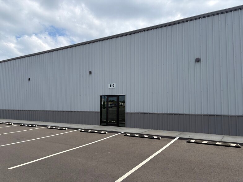 More Photos Of 68 Gateway Rd, Burbank Warehouse For Lease