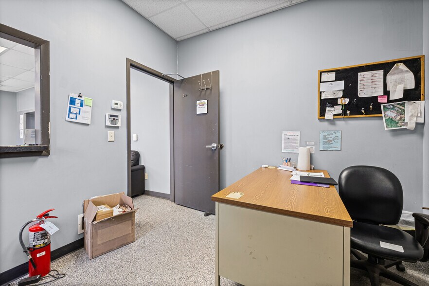 More Photos Of 901 Cannon Rd S, Dundas Sports And Entertainment For Sale