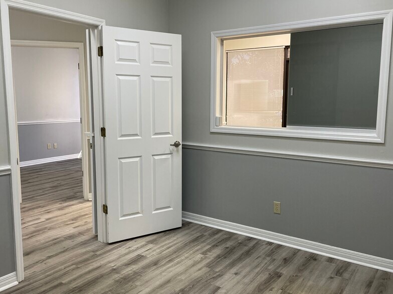 More Photos Of 106 Commerce St, Lake Mary Light Distribution For Sale