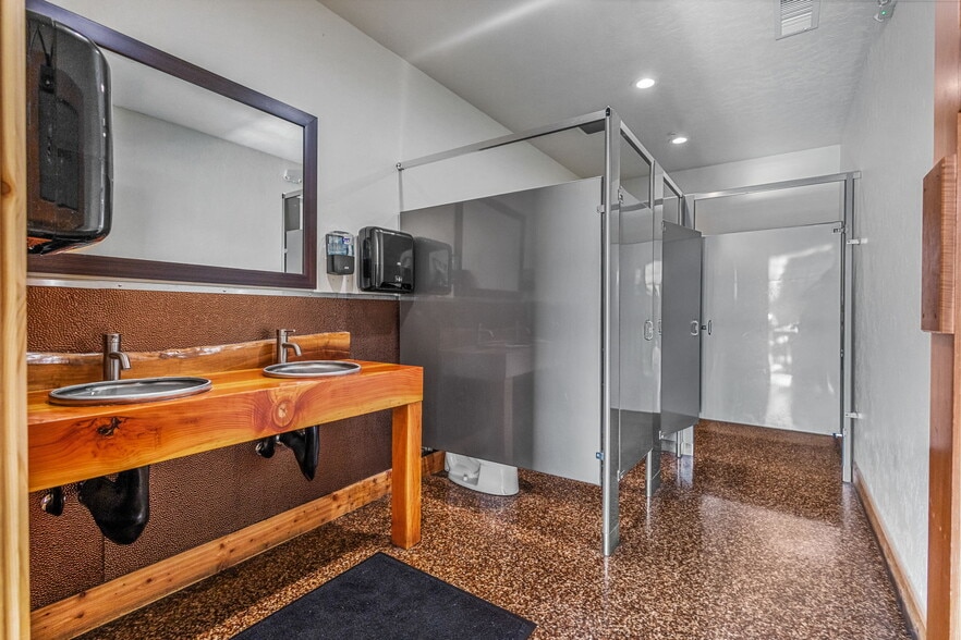 More Photos Of 555 9th St NW, Salem Bar For Lease