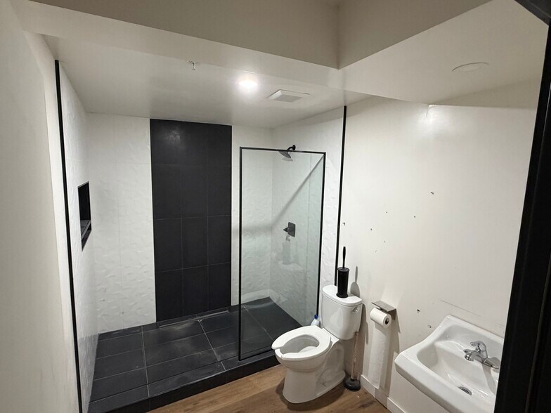 More Photos Of 2092 Concourse Dr, San Jose General Retail For Sale